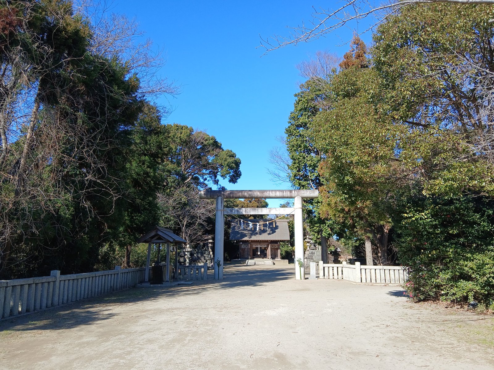飯野陣屋の敷地内に鎮座する飯野神社の鳥居