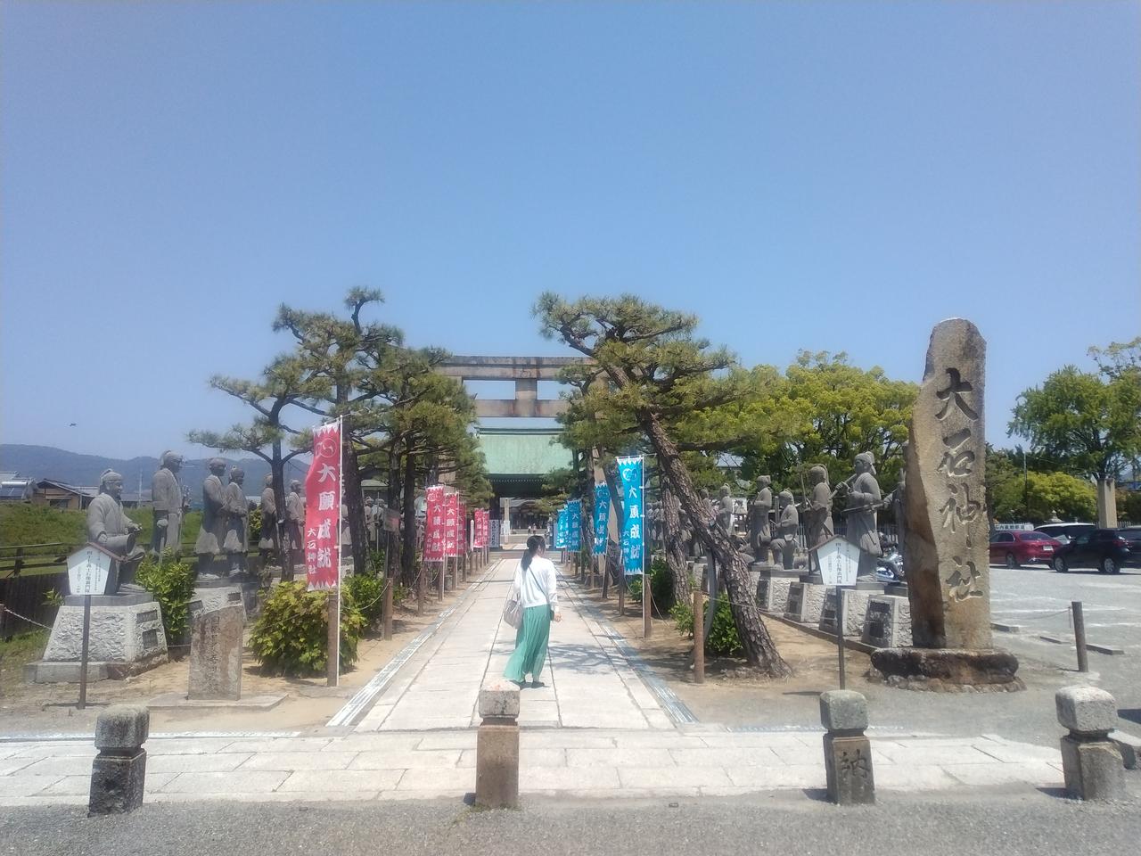 大石神社の参道。両側に四十七義士の石像がずらりと並ぶ。