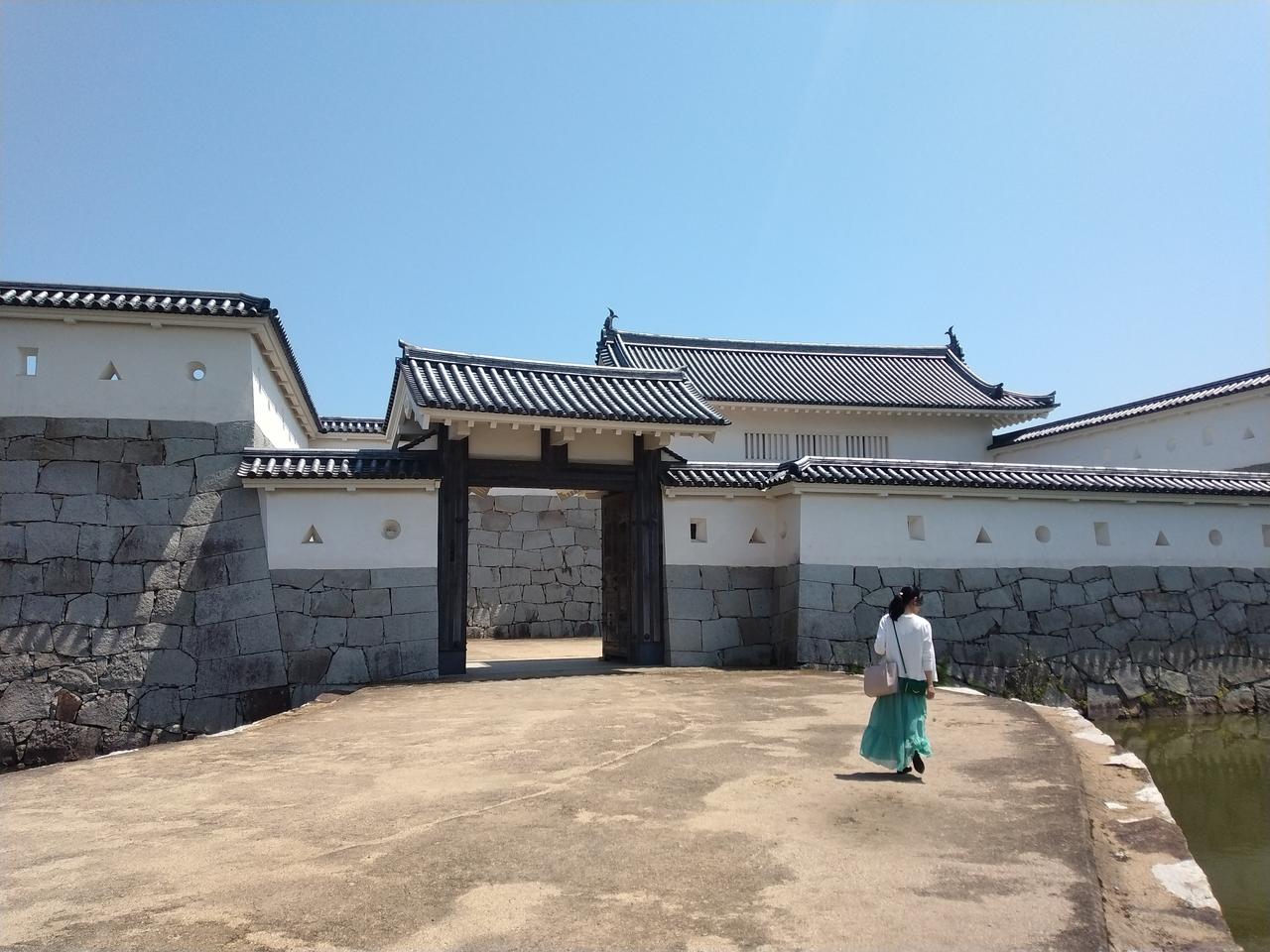 大手門へ続く土橋を渡る。堀の水面が初夏の空を映していた。