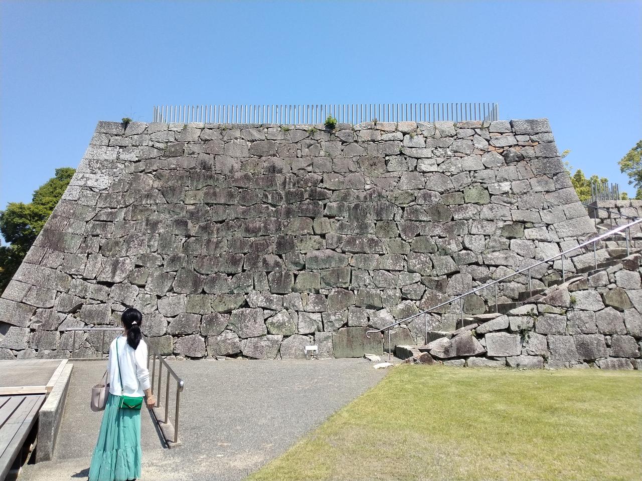 本丸の天守台。立派な石垣が積まれながら、江戸時代を通じて天守が建てられることはなかった。