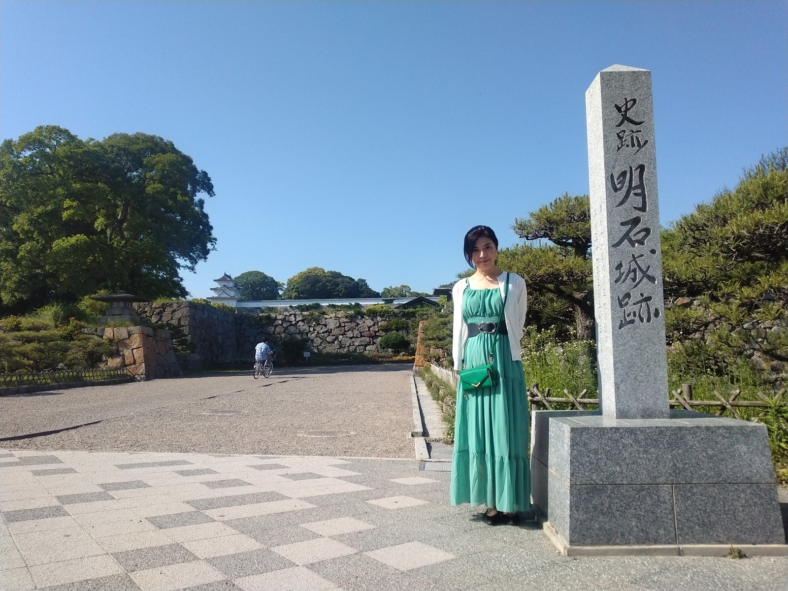 史跡明石城跡の碑と奥に見える巽櫓