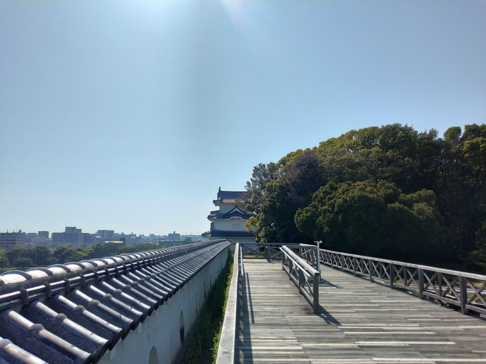 土塁沿いの木製遊歩道と遠くに見える櫓