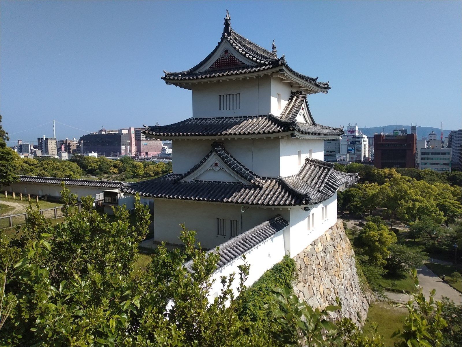 明石市街地を背景にした明石城の櫓