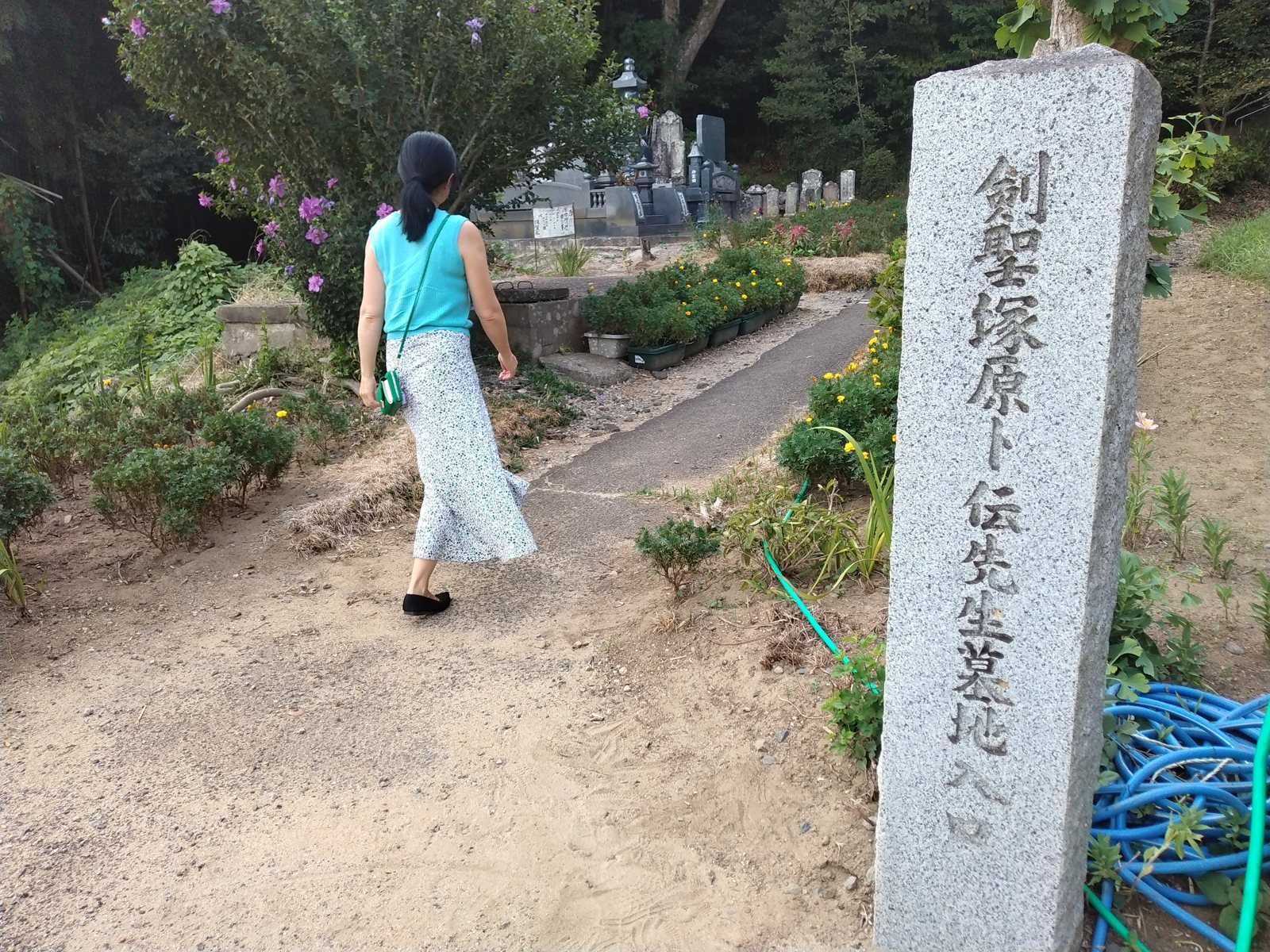 「剣聖塚原卜伝先生墓地入口」の標柱。ここから細い道を上がっていく