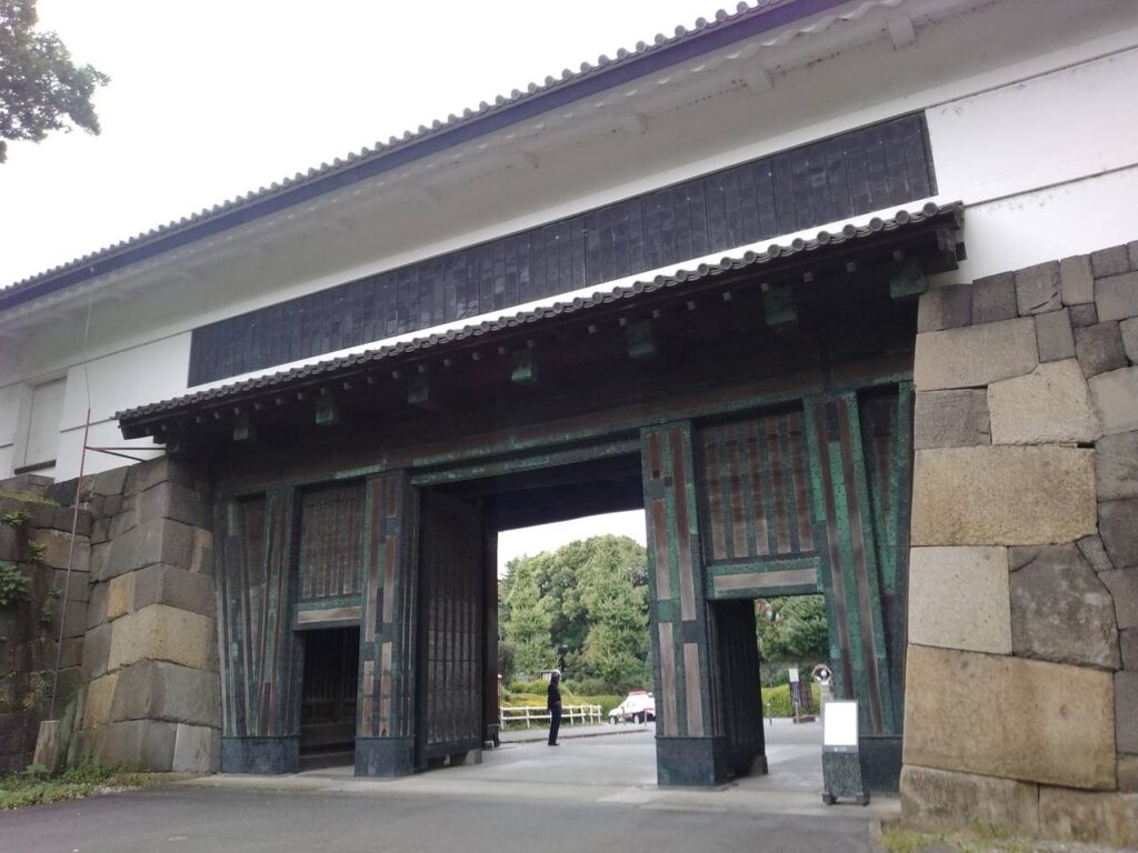 北の丸の田安門。寛永期の総構完成当時にさかのぼる現存最古級の城門(重要文化財)。