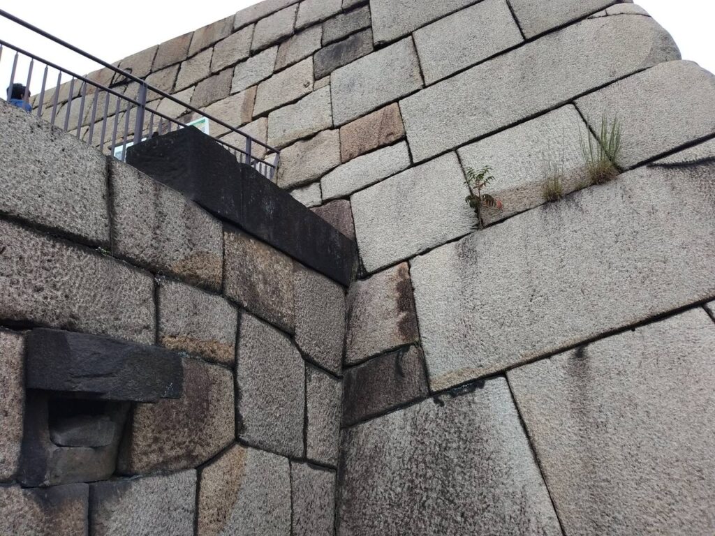 天守台の巨大な花崗岩の石垣。大火の後、加賀藩前田家が築き直した。