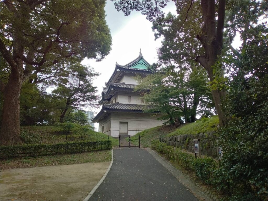 本丸南西隅の富士見櫓。天守を失った江戸城で「天守の代用」とされた三重櫓。