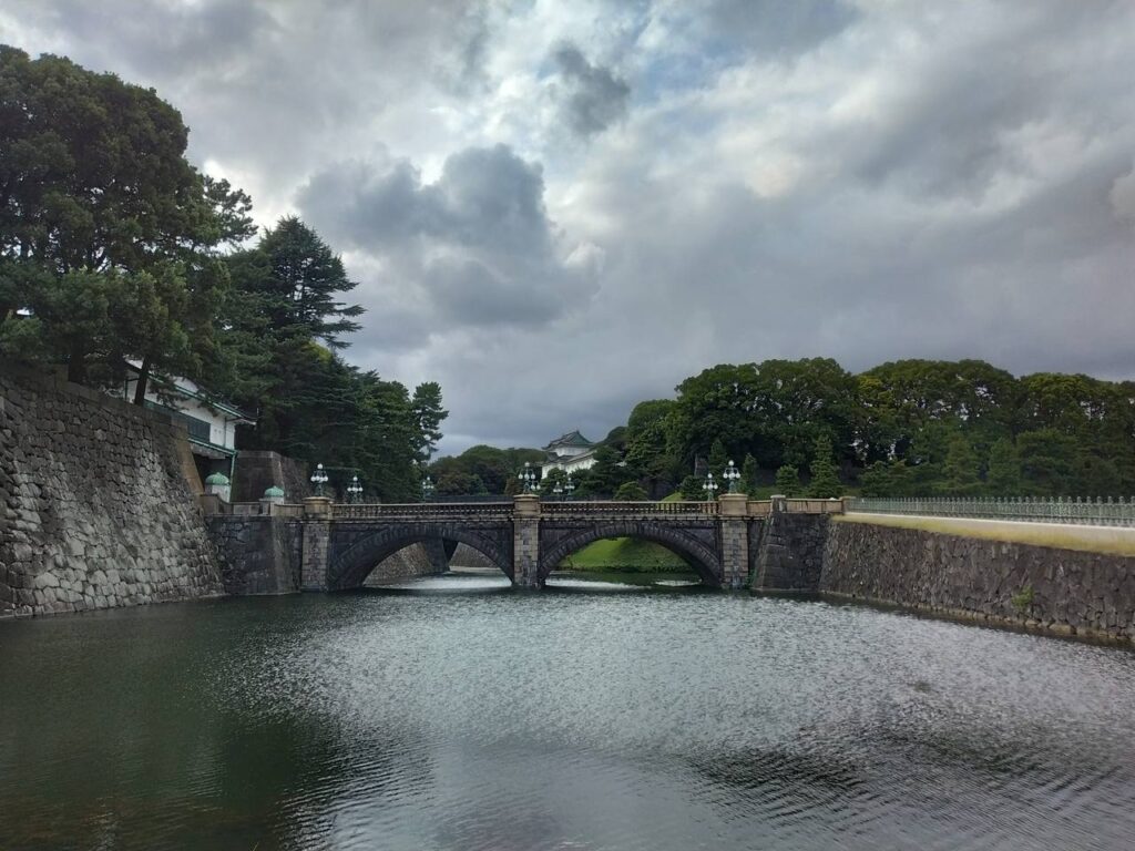 皇居正門の石橋(二重橋)と、奥に立つ伏見櫓。将軍の城が天皇の城となった象徴。