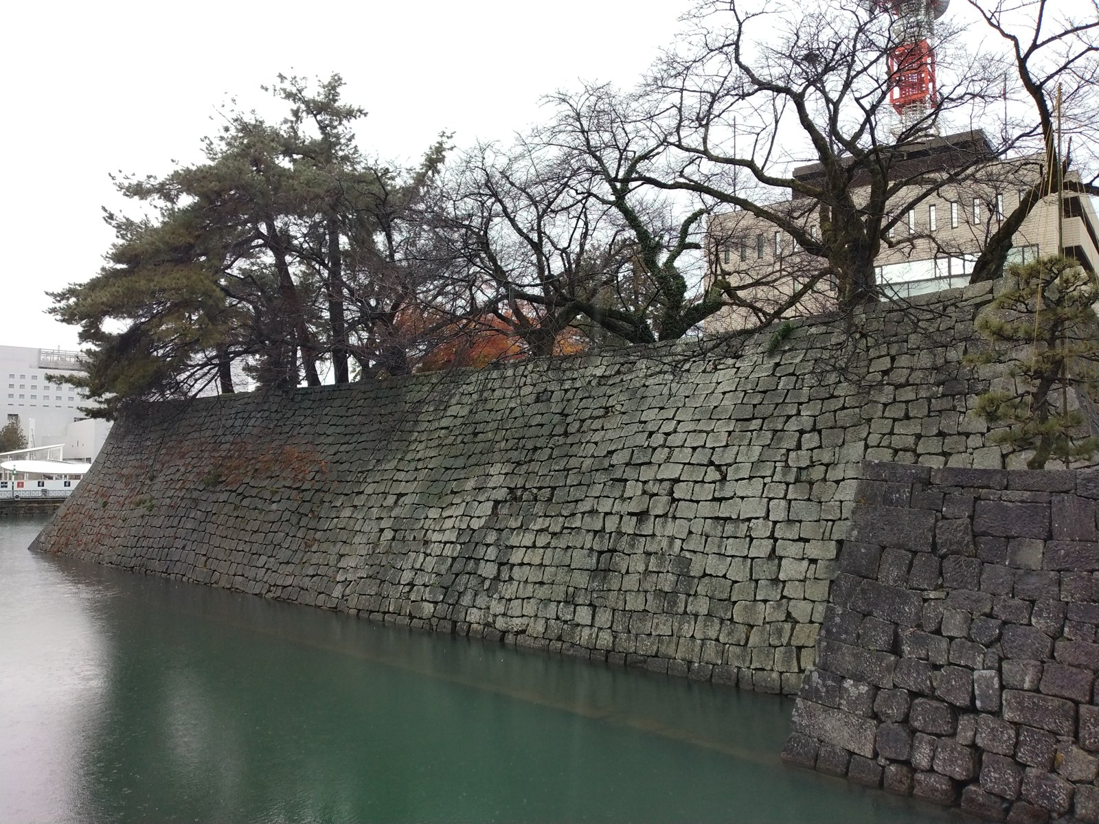 本丸を巡る内堀。往時のままの水が、県庁のすぐ足元に残っている