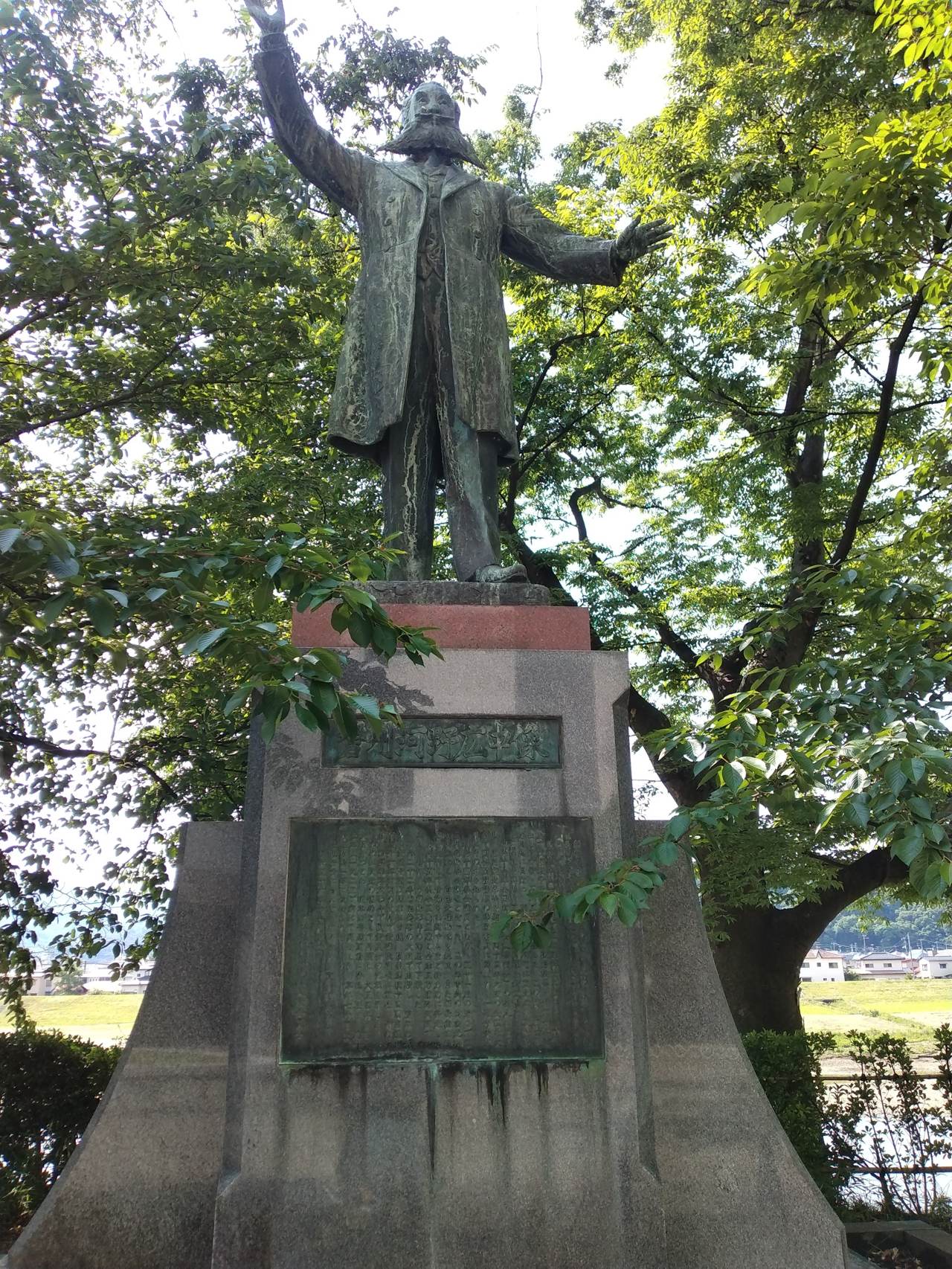 紅葉山公園（二の丸御外庭跡）に立つ河野広中の銅像。演説するように右手を高く掲げた姿が印象的
