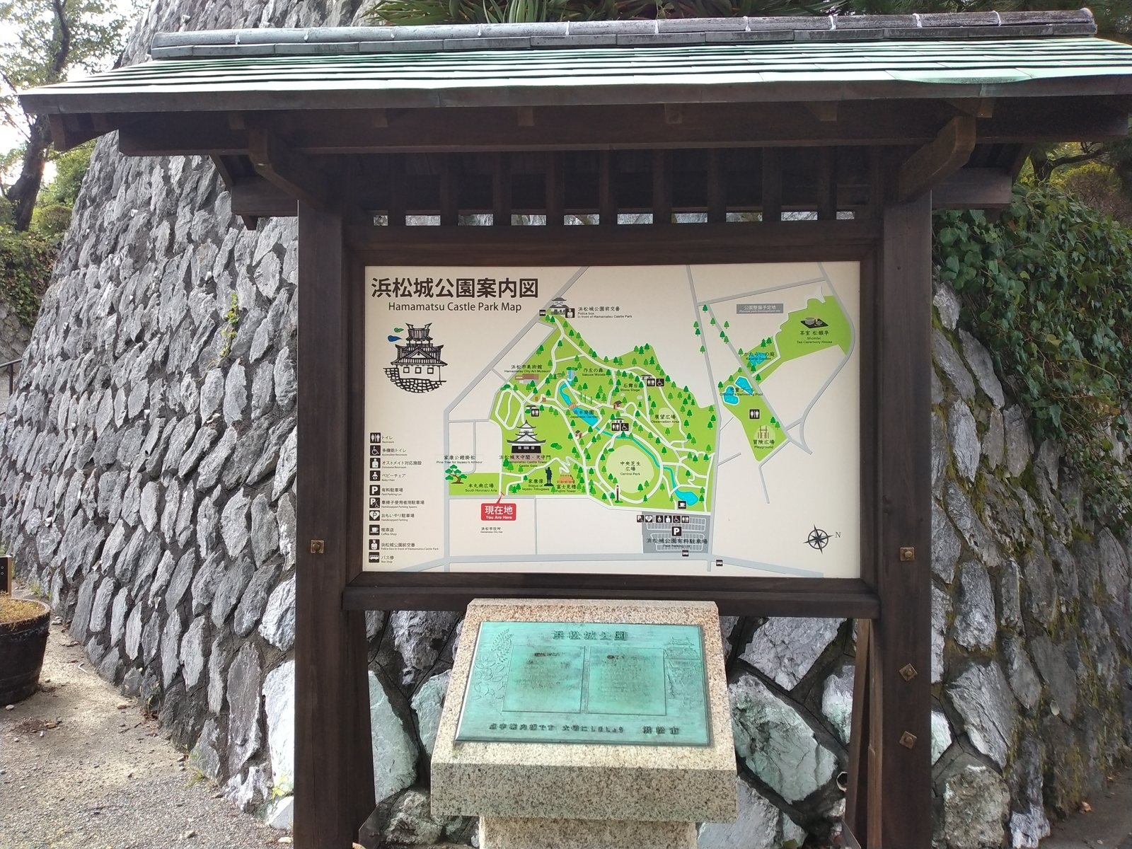 浜松城公園の案内図。天守・天守門・石垣の位置がわかる