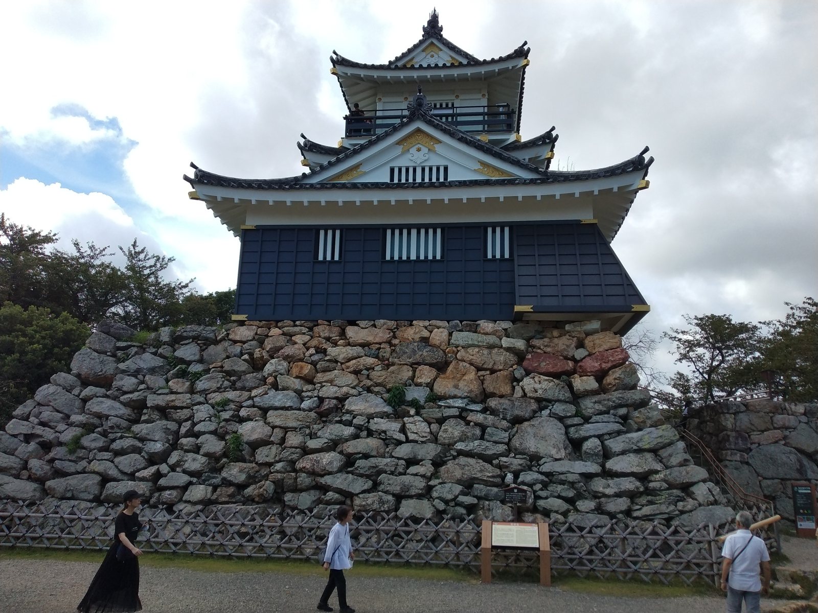 天守を正面から。こちらは昭和の再建である