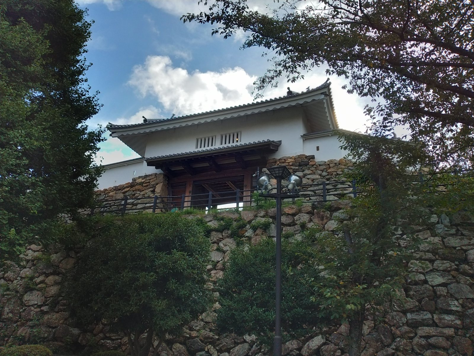 平成に復元された天守門。石垣の上に載る堂々たる櫓門である