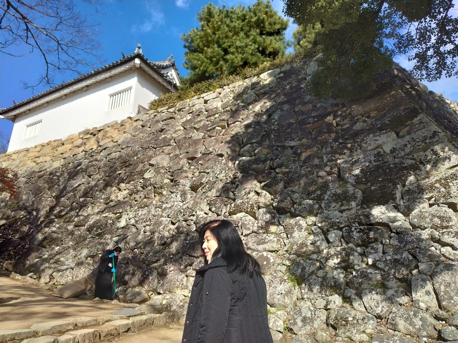 斜面を這う石垣。横移動を封じるための登り石垣