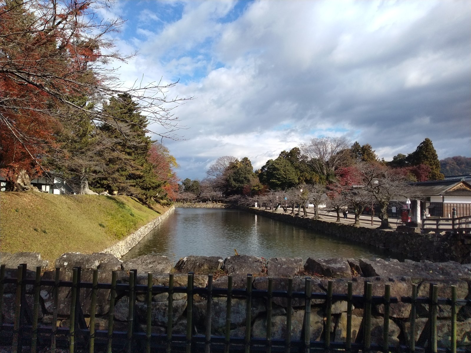 中堀。城下の町と城域を隔てる水が、いまも満々と残っている