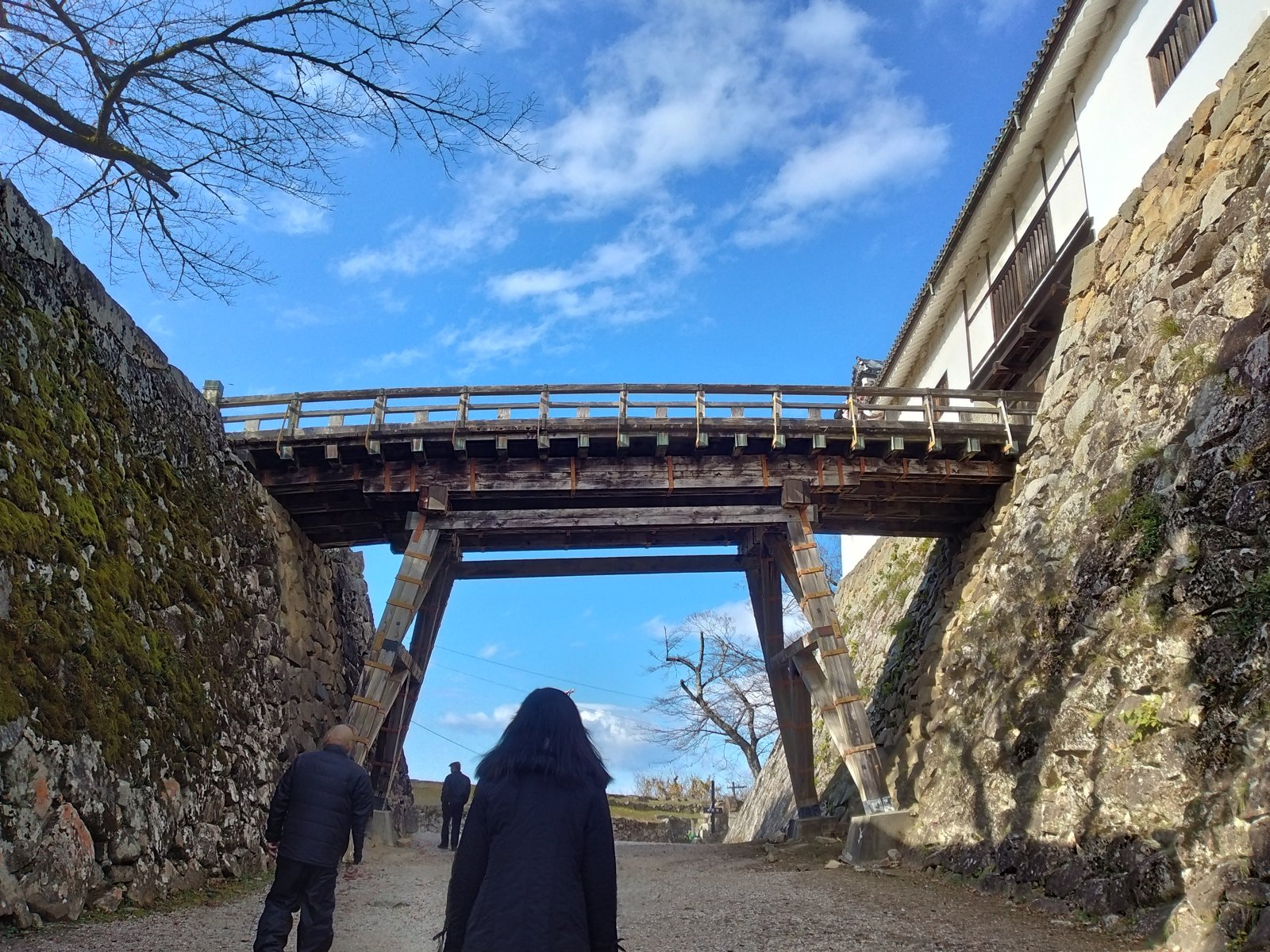 廊下橋の下から見上げる。落とされたら逃げ場のない堀切である
