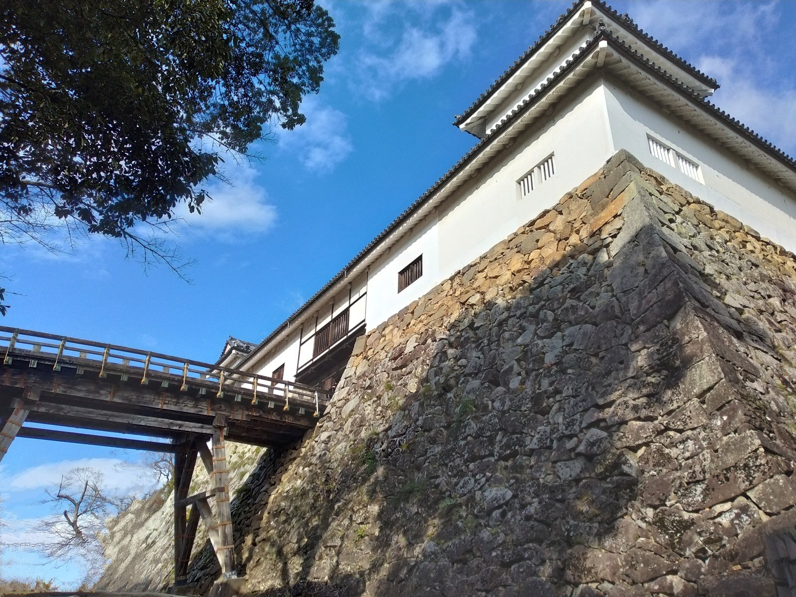 天秤櫓と廊下橋。橋は非常時に落とせる