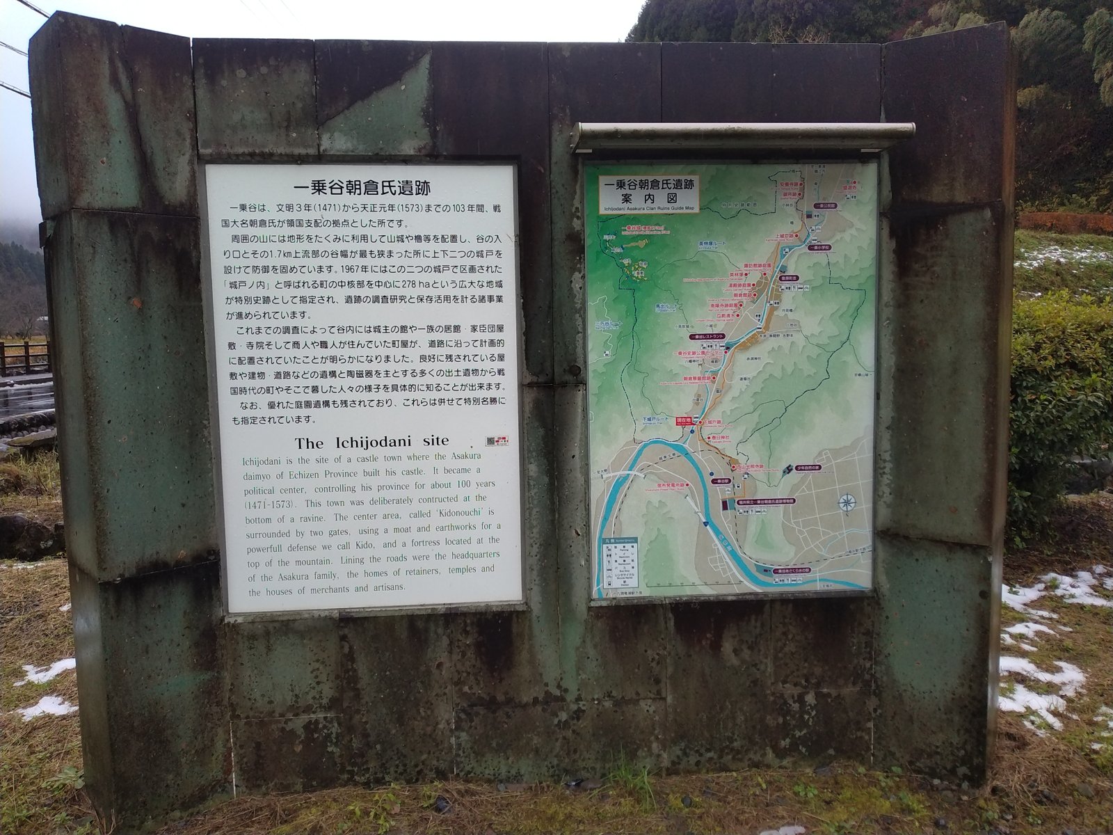 入口の説明板と案内図。谷そのものが一つの都市だったことがわかる