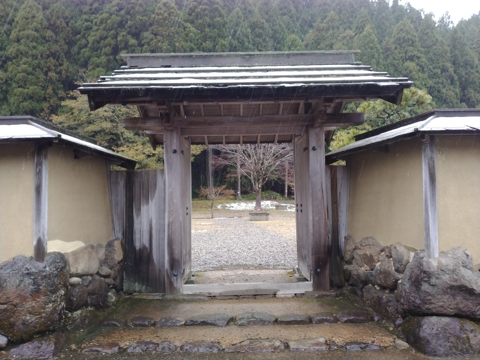 復元町並の門。雨脚が斜めに写っている