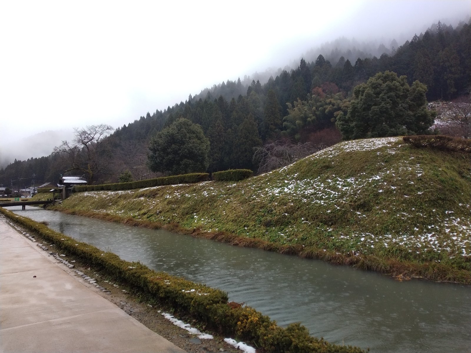 堀沿いの道。左が土塁、右が水である
