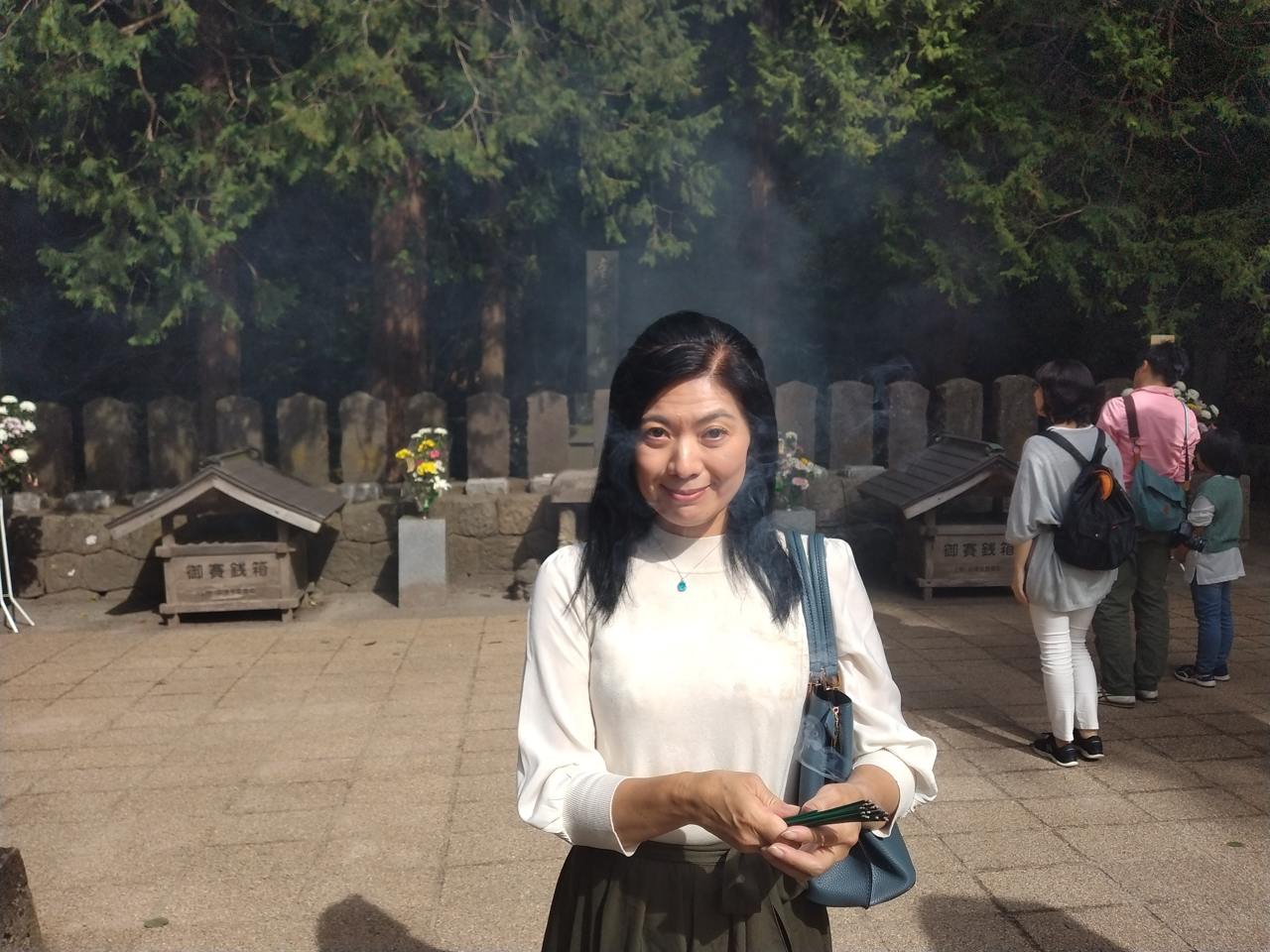 十九士の墓に線香を手向ける。訪れる人の絶えない祈りの場