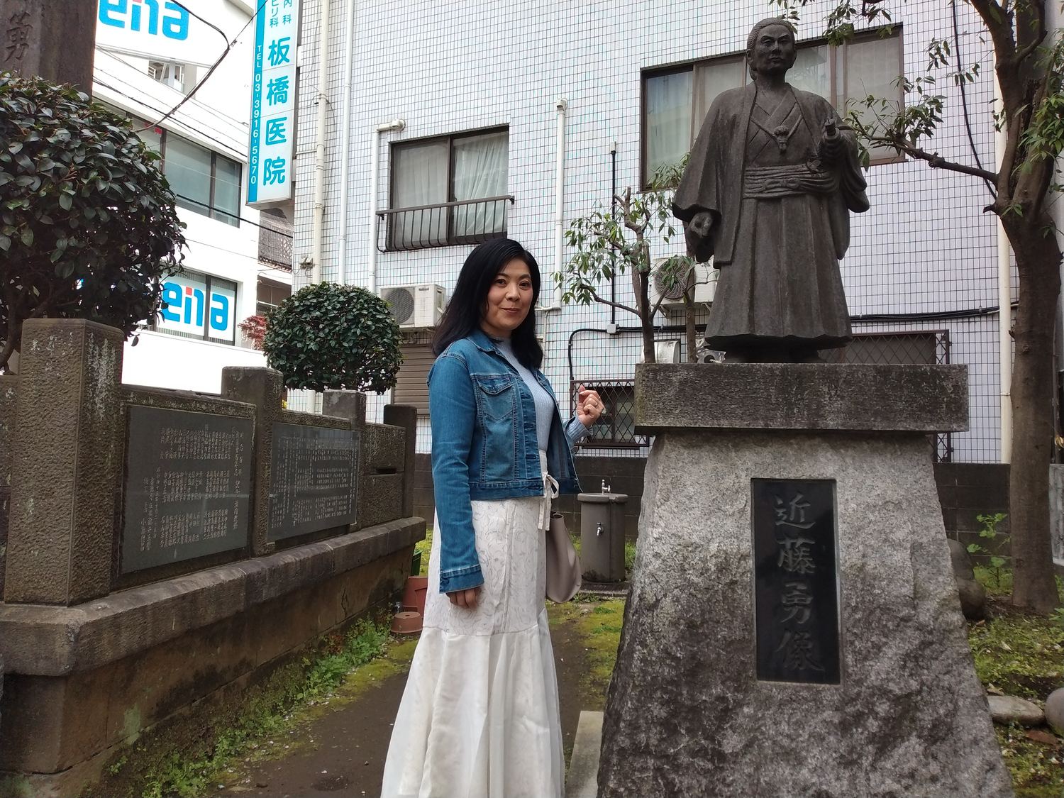 境内に立つ近藤勇像。左に並ぶのは建立の由来を刻んだ石です。