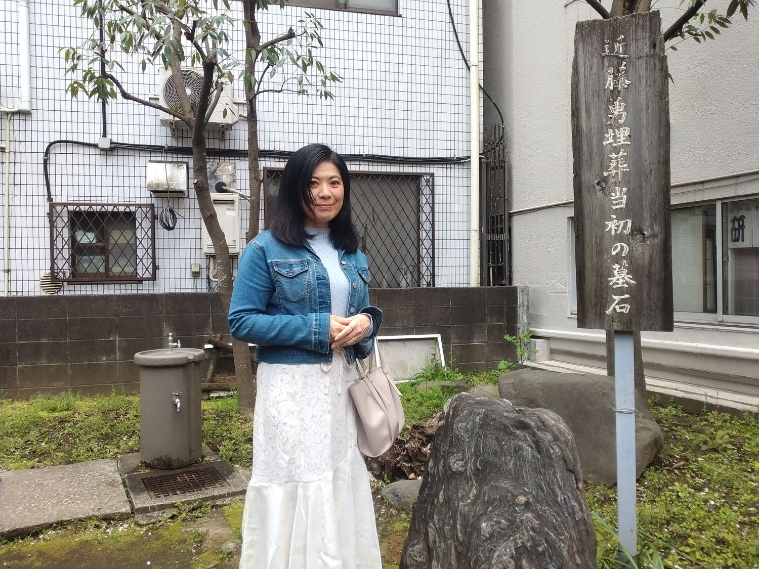 「近藤勇埋葬当初の墓石」と記された木標。胴の埋葬地についても諸説あります。
