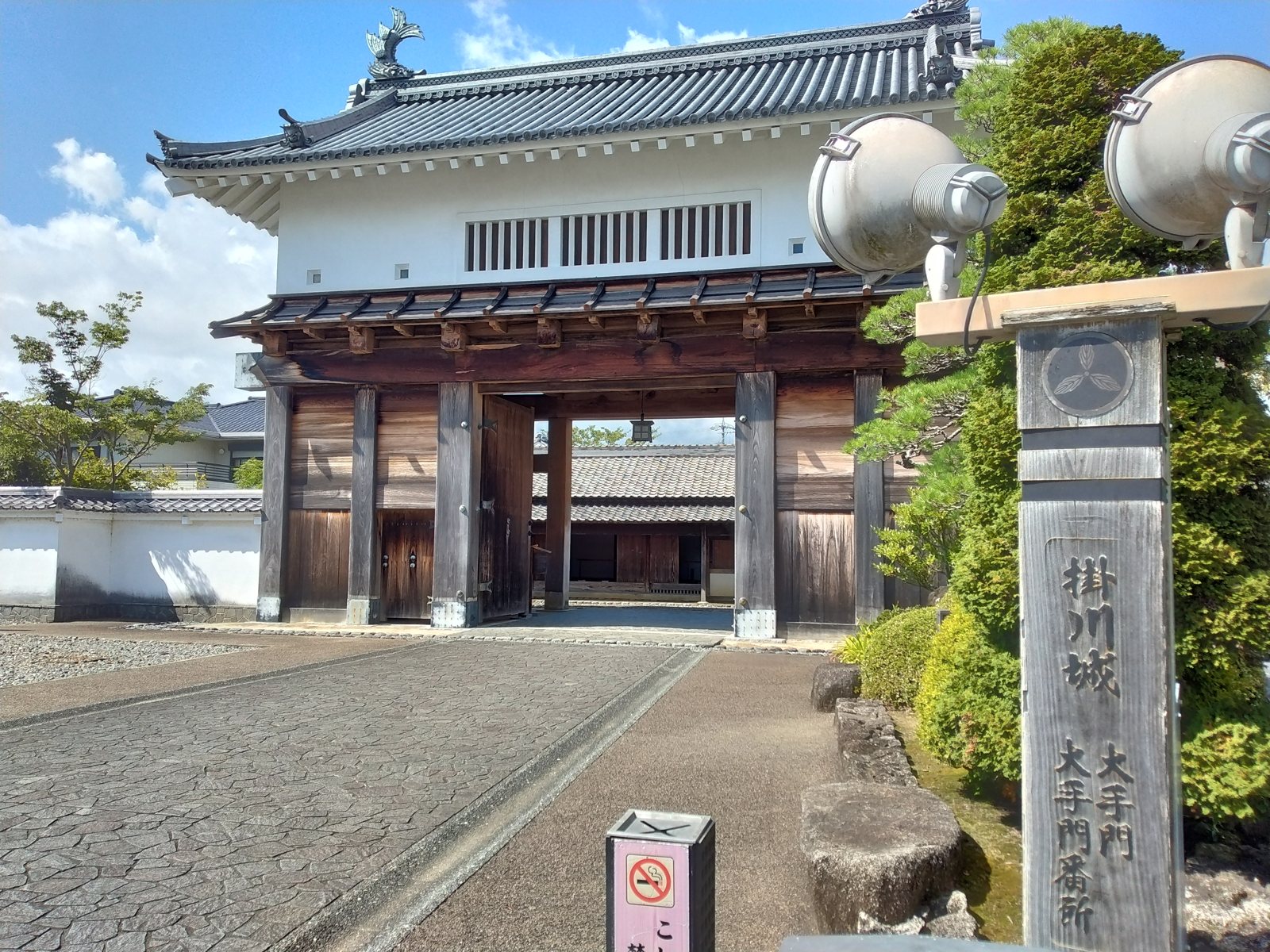 掛川城大手門。手前の標柱に「掛川城大手門」とある。まずここから城内へ入る