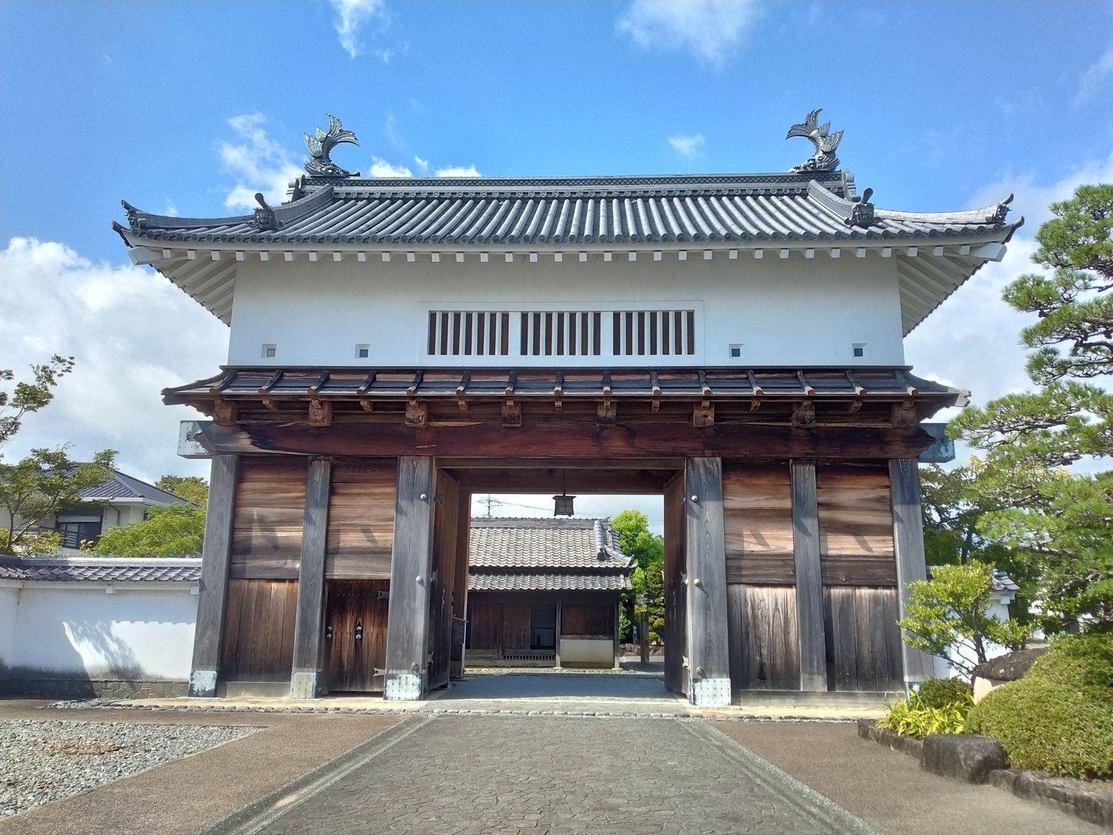 大手門を正面から。門をくぐると、そのまま城下の通りへ抜ける