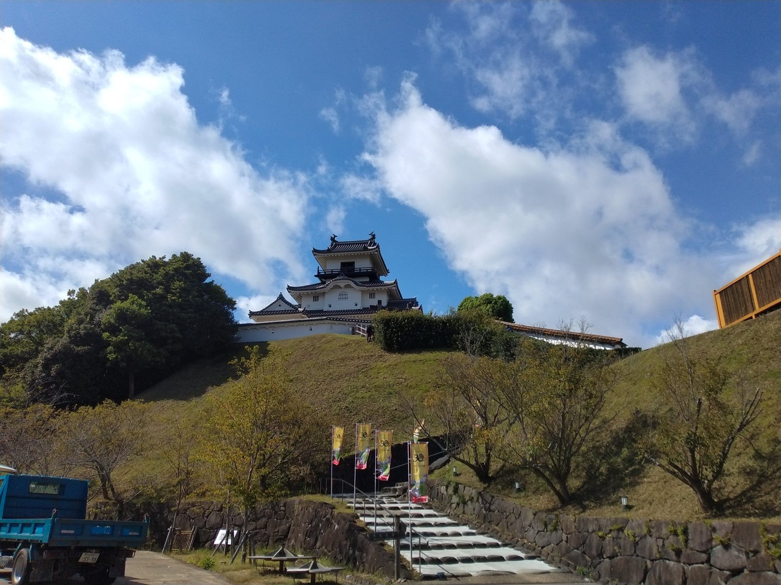 丘の上にそびえる天守。この姿は平成の復元である