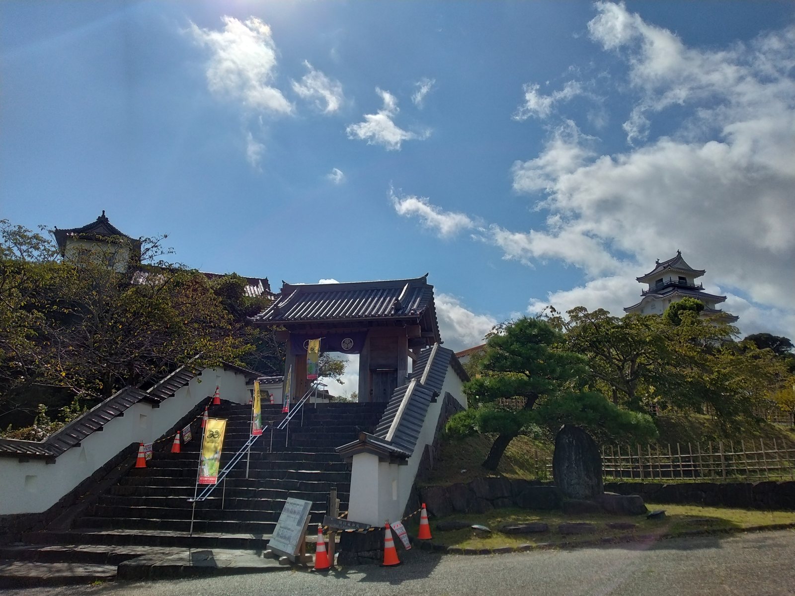 夏空と雲を背にした天守。この姿を、幕末の掛川の人は誰も見ていない