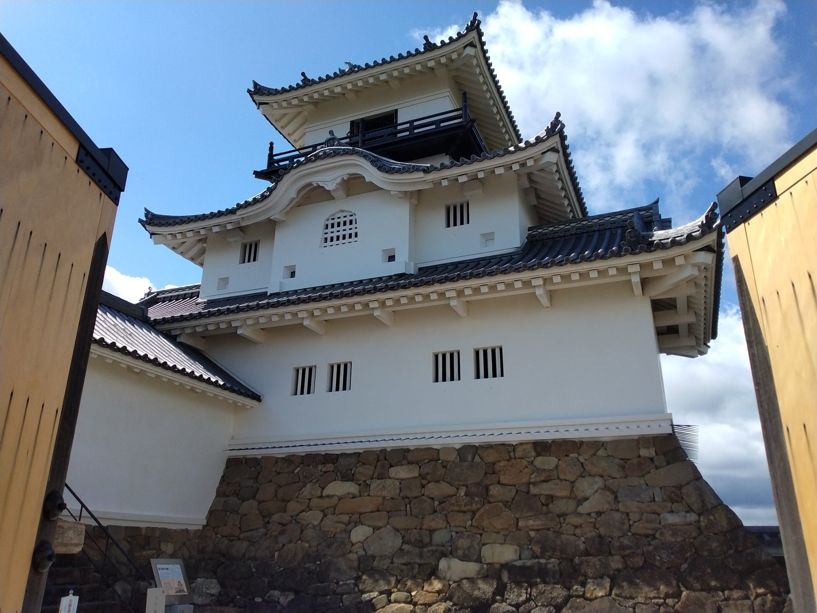 石垣ぎわから天守を見上げる。木造復元だけあって、細部の造りが素直に美しい