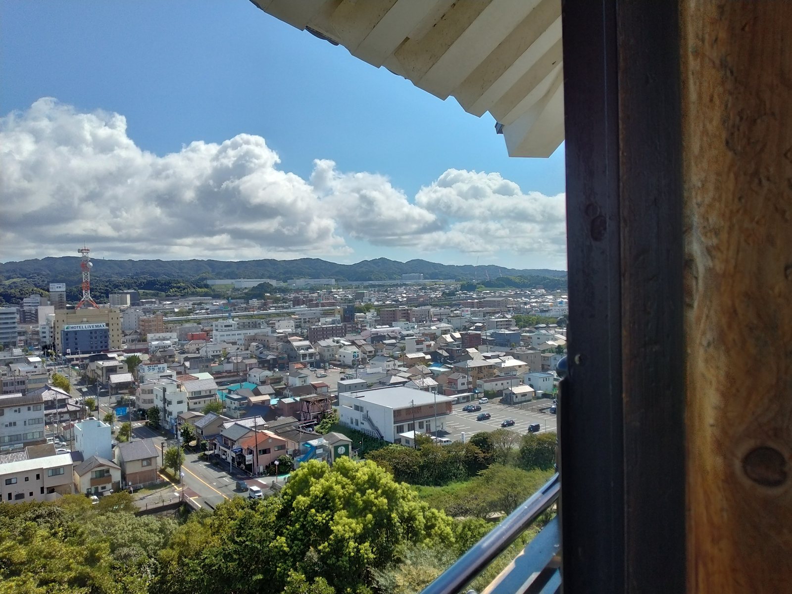 天守の窓から城下を見下ろす。幕末の藩主はこの高さを持たなかった