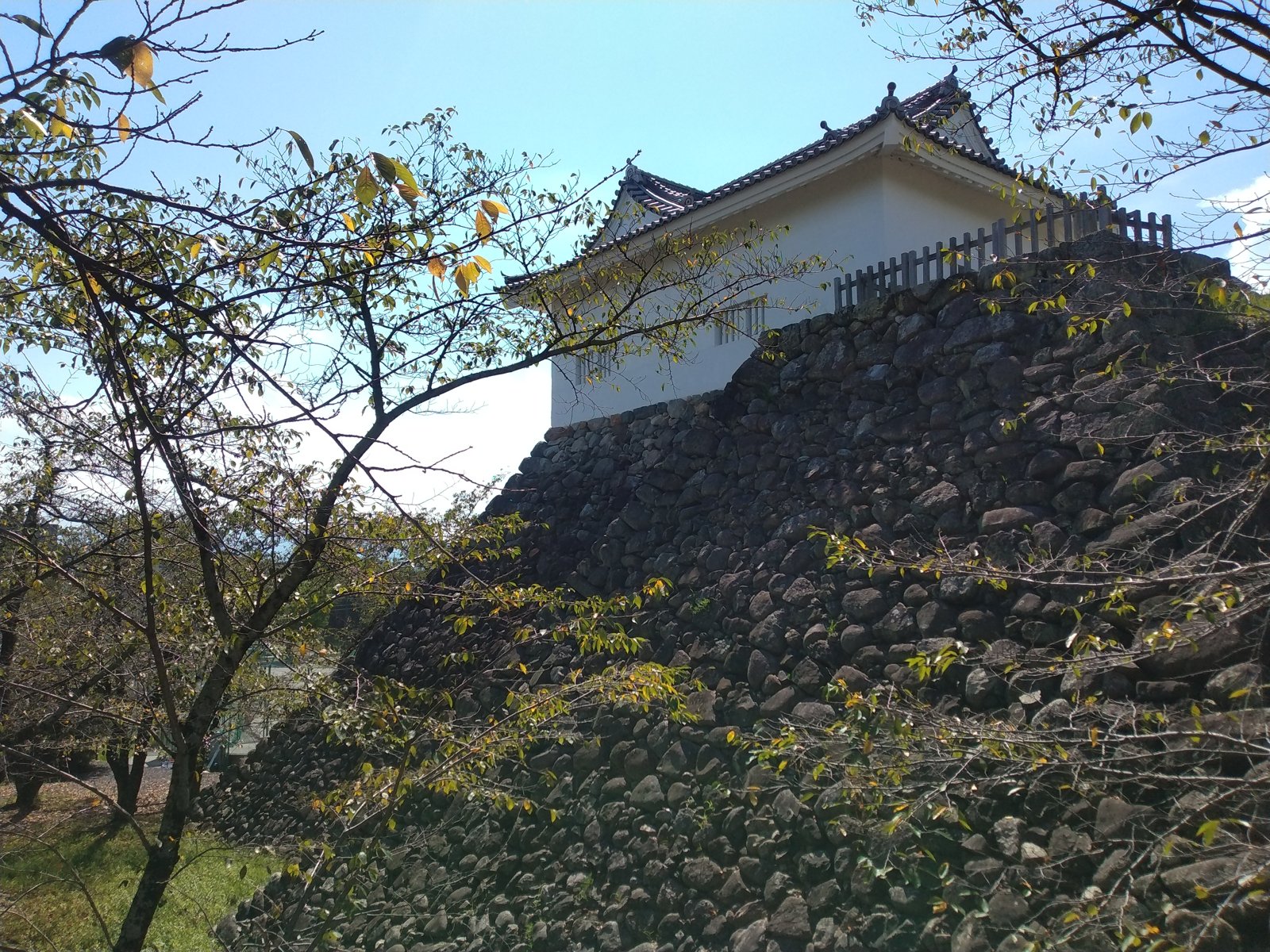 本丸東南隅の石垣の上に建つ多門櫓。白漆喰の壁が野面積の黒い石と対照をなす