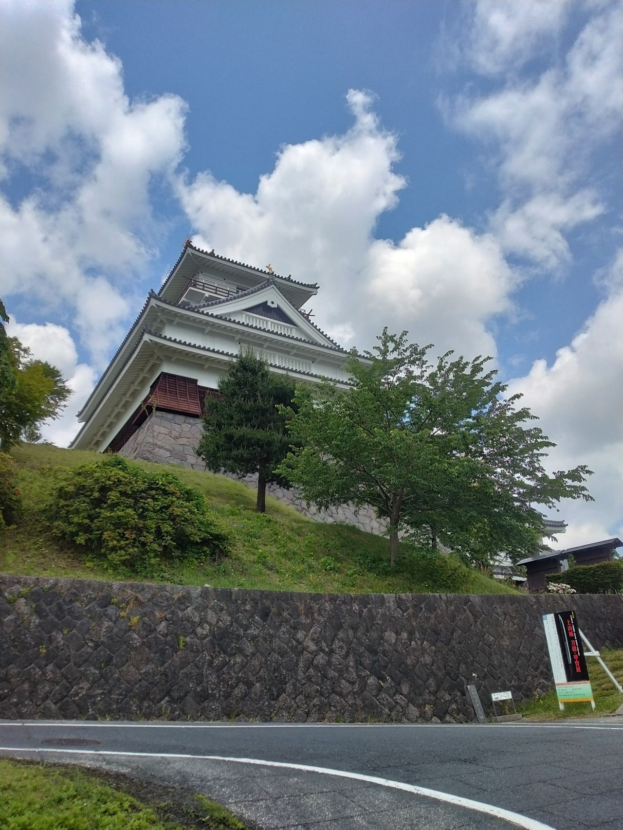 温泉街の丘の上にそびえる上山城。破却された江戸期の城に大天守は無く、この姿は昭和の再建だが、白壁と青空の対比は見事