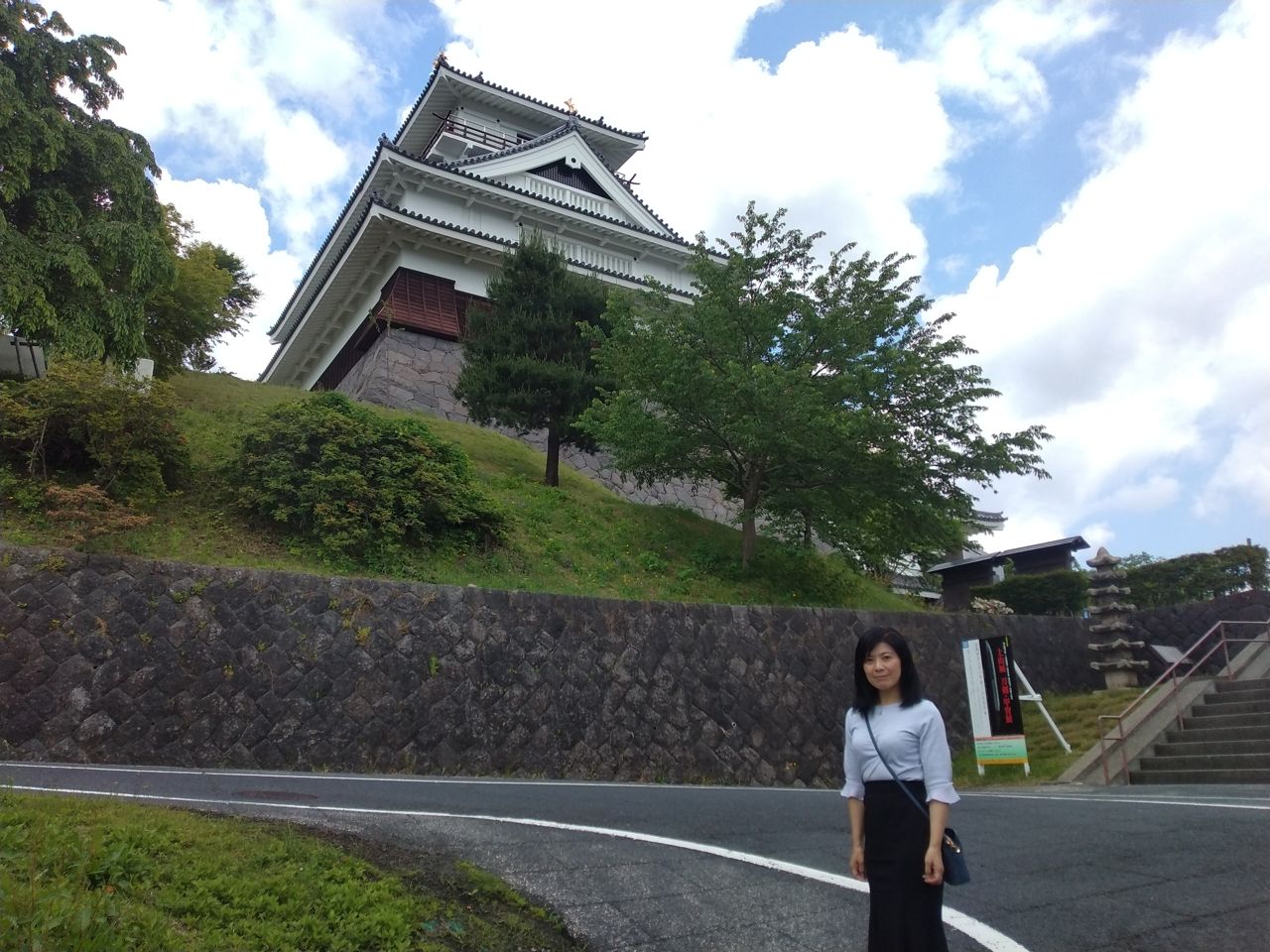 温泉街の坂の途中から見上げる上山城。城と湯の町がひと続きになった、のんびりとした空気が漂う