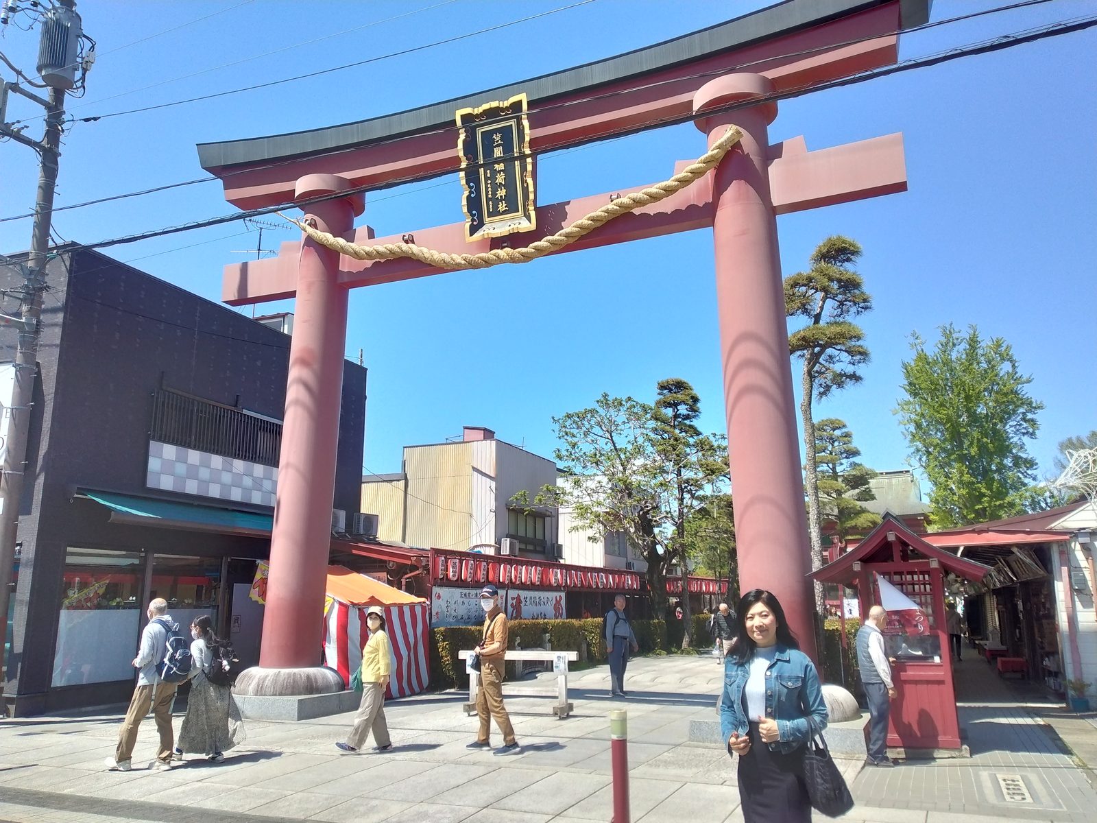 笠間稲荷神社の大鳥居。門前の通りに露店が並び、人が絶えない。