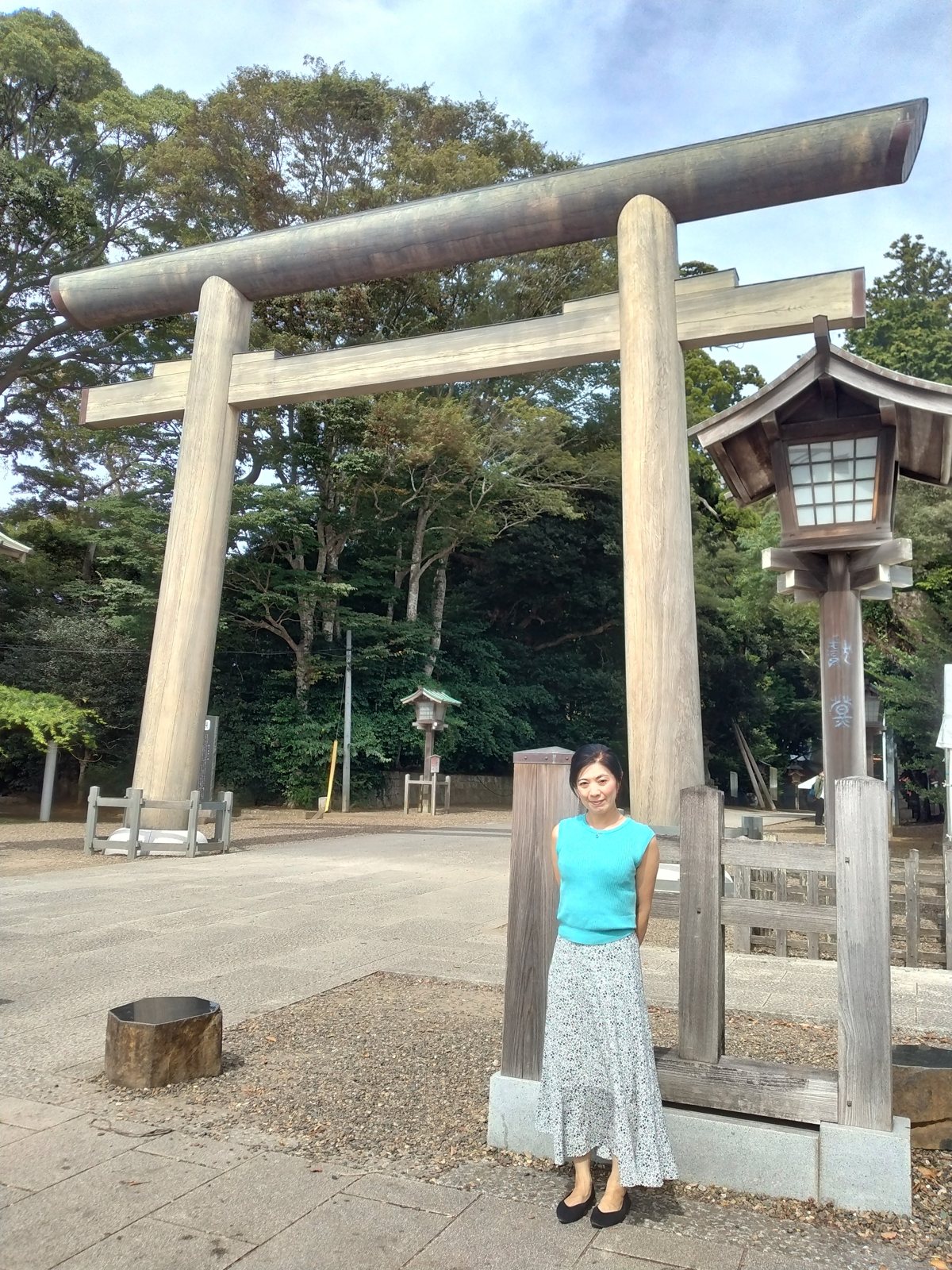 鹿島神宮の大鳥居。木肌がまだ新しい。これは平成の再建で、境内の杉から生まれた鳥居である