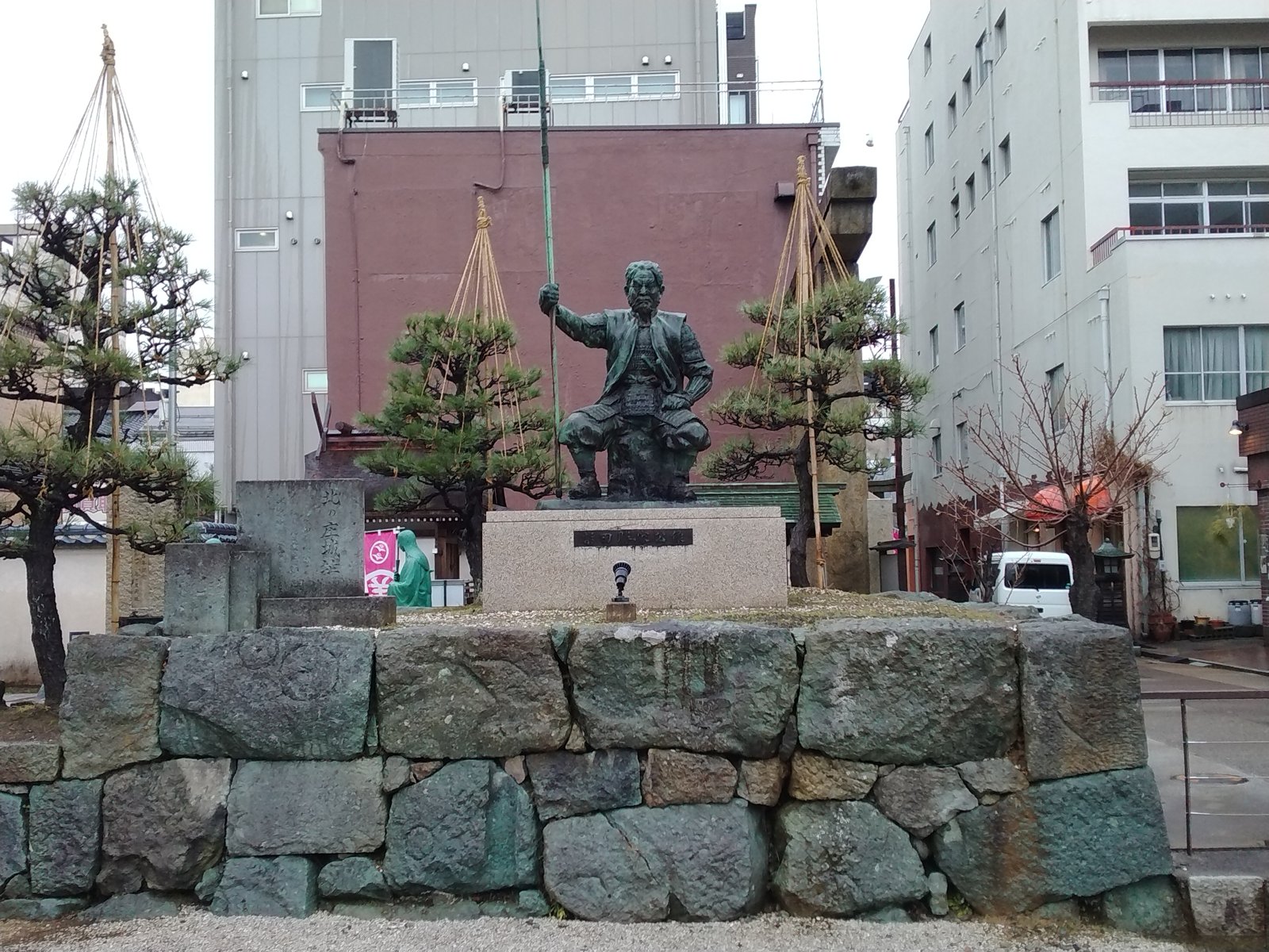 柴田勝家公像。石垣の上に据えられている