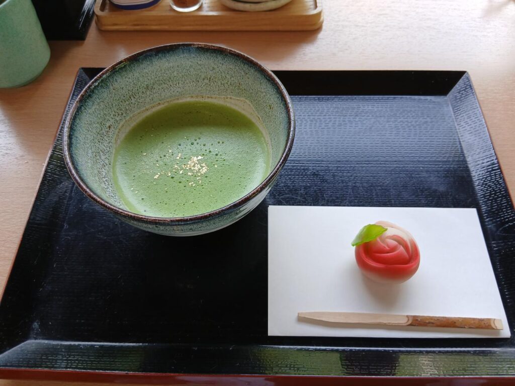 園内で味わう抹茶と和菓子