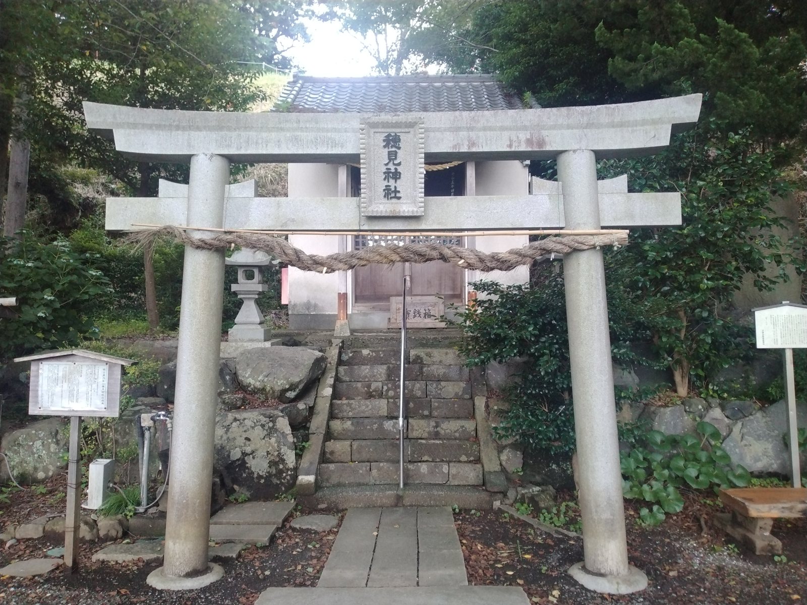 本丸跡に鎮座する穂見神社。城の中心に神社が建つのは、消えた城跡でよく見る姿だ