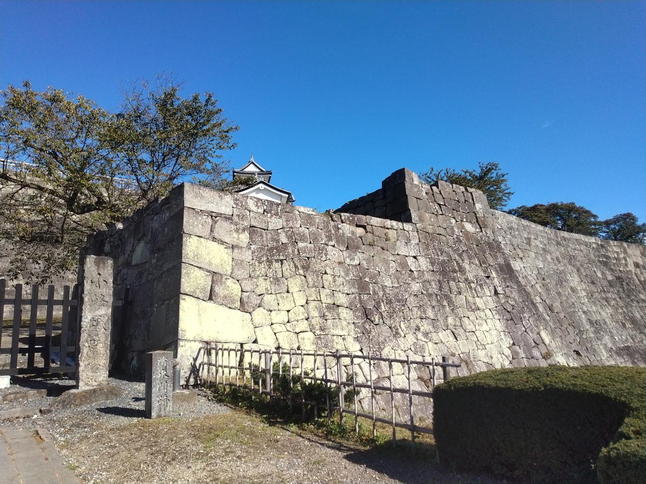石垣の上にそびえる御三階櫓。東北では珍しい総石垣の城