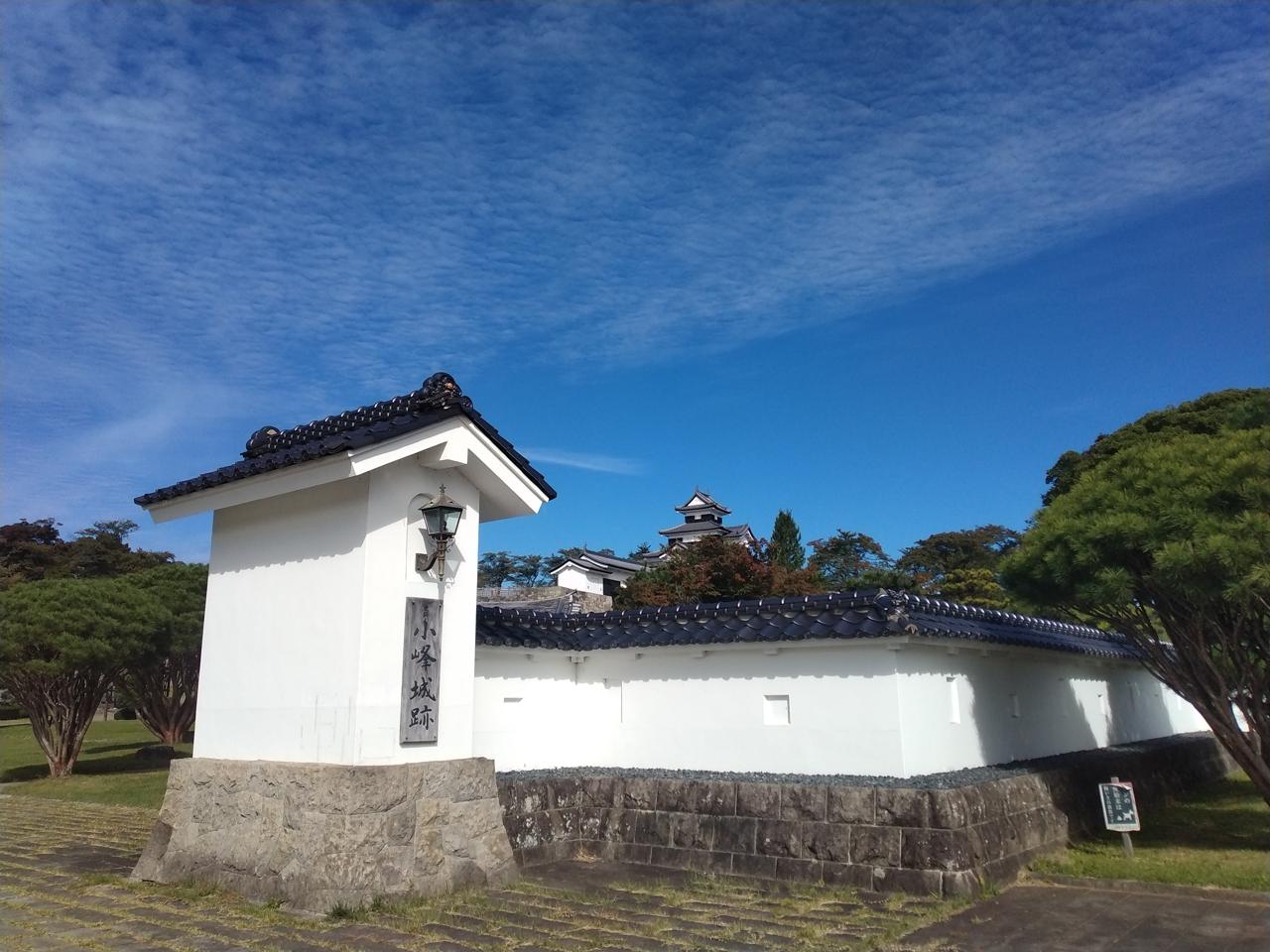 白壁の塀ごしに望む御三階櫓
