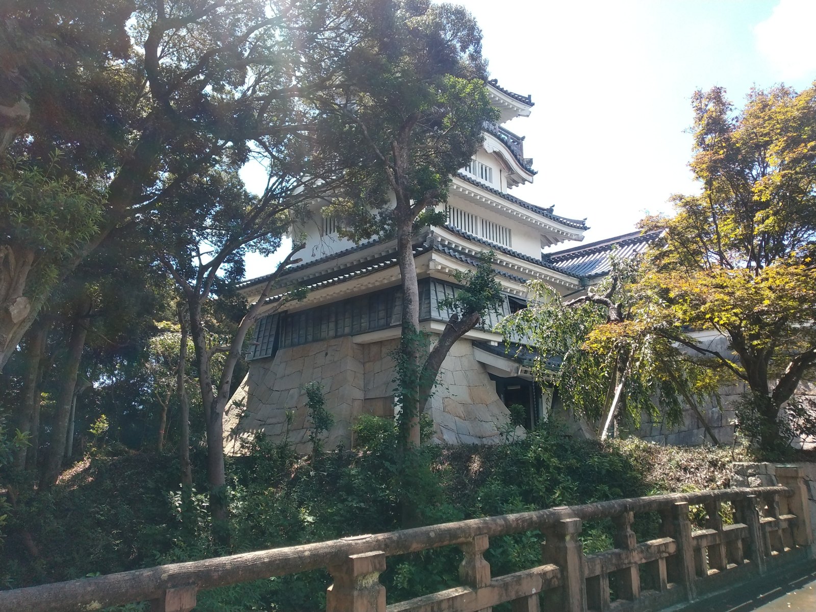 木立の間から見上げた展望台小山城。丘の上に唐突に天守が現れる