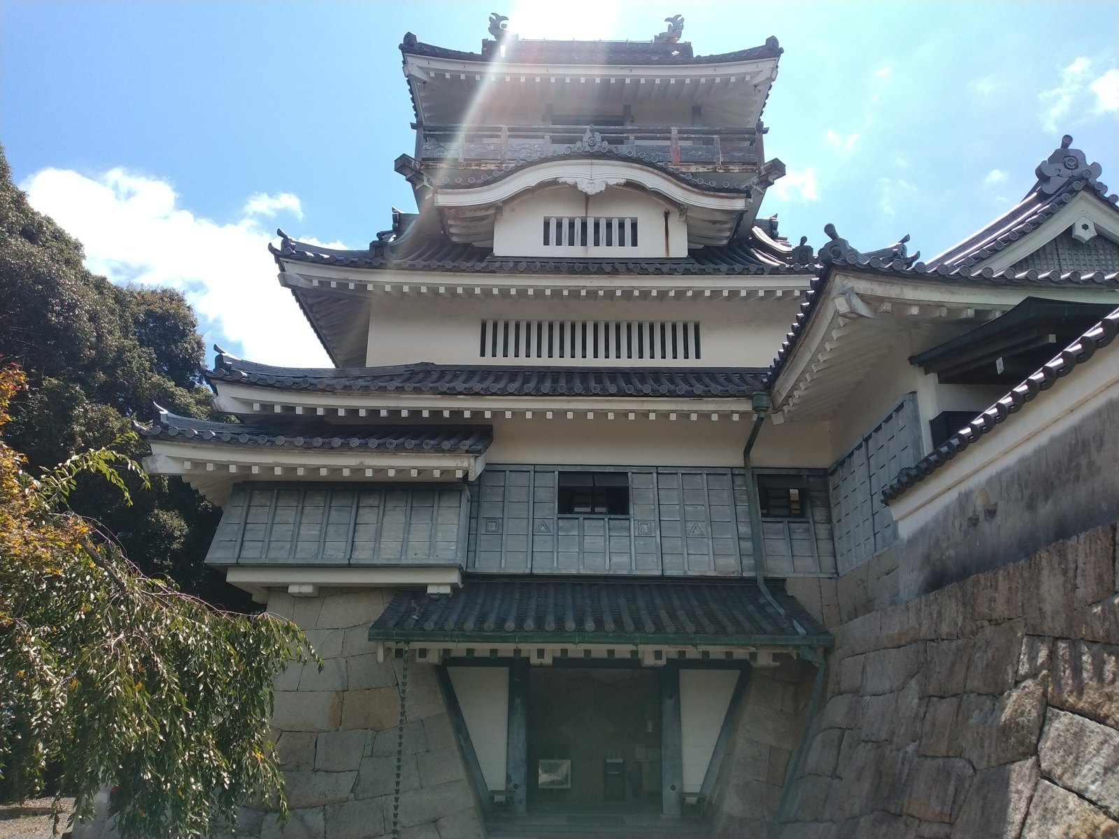 丘の上の模擬天守を見上げる。武田の城にも田沼家にも、こんな天守は無かった
