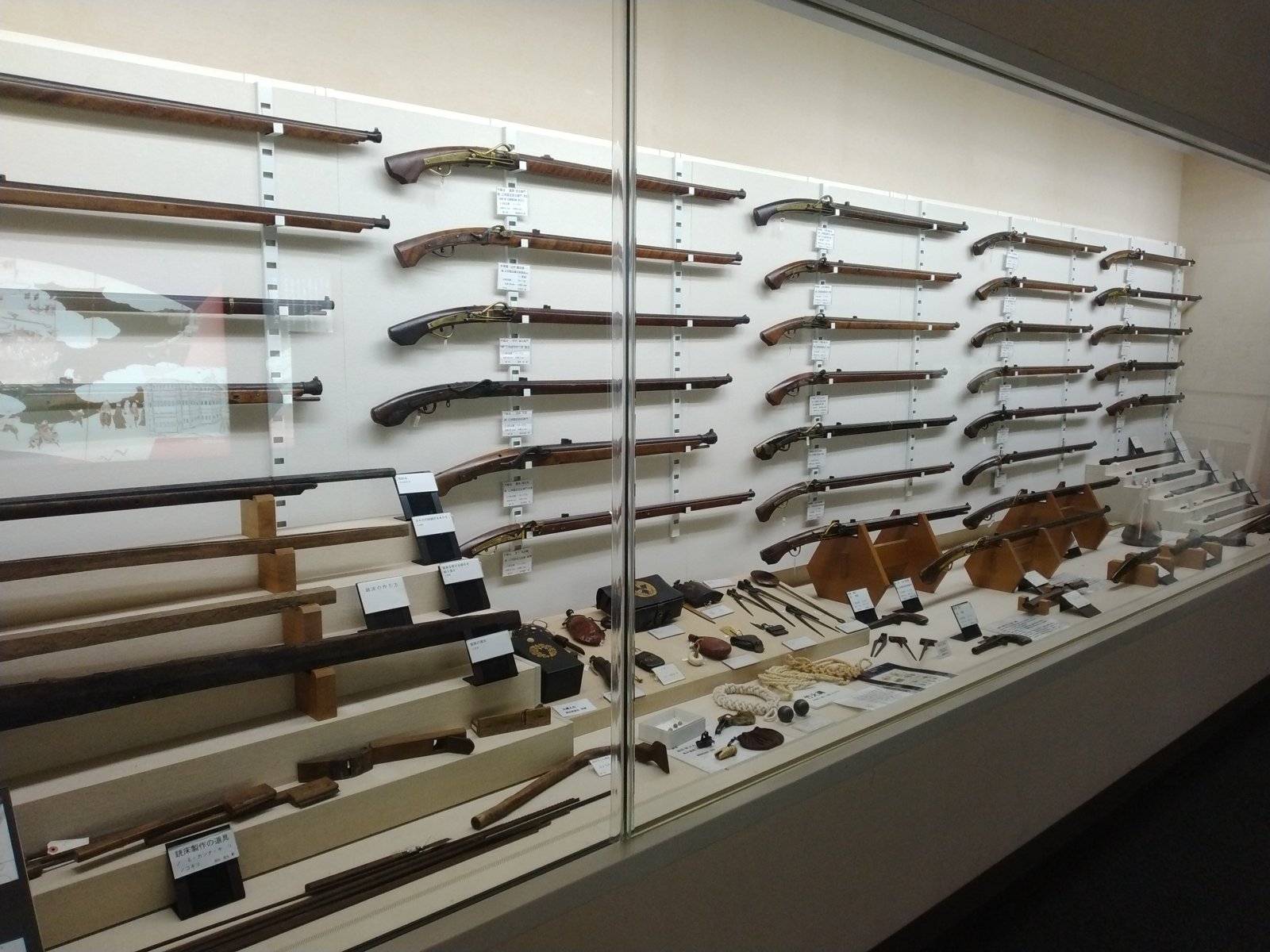展示ケースにずらりと並ぶ火縄銃。銃床の作り方や工具まで展示されている