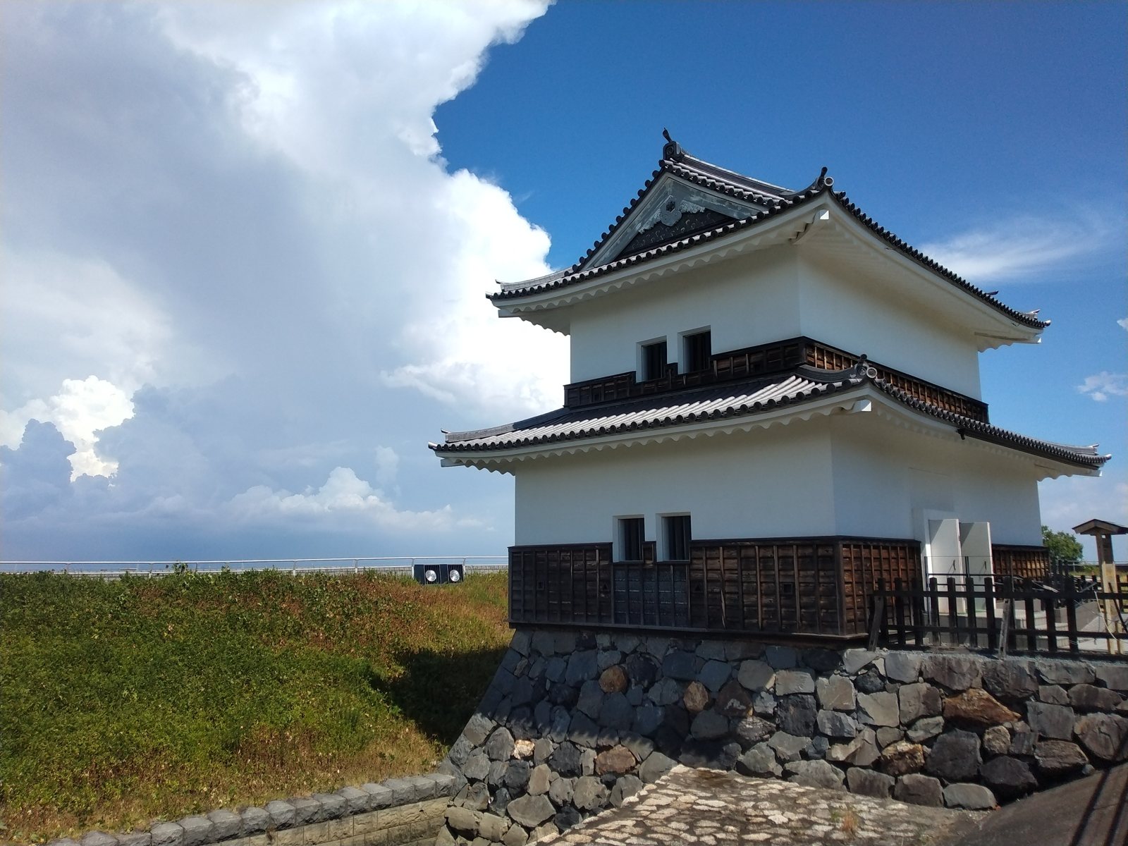 七里の渡しに面して建つ蟠龍櫓