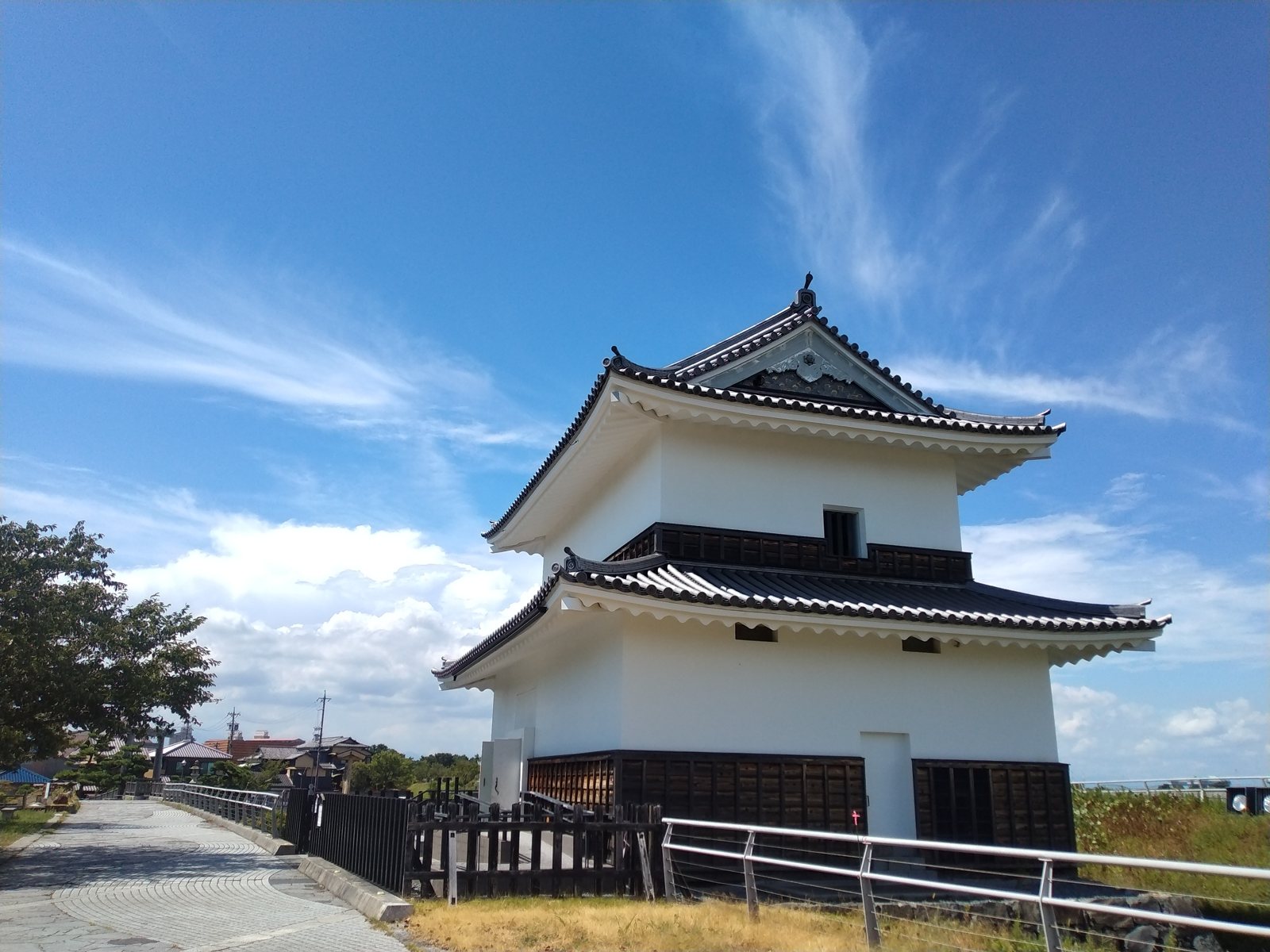 別角度から。まぎれもない櫓の姿だが、中身は水門の管理棟である