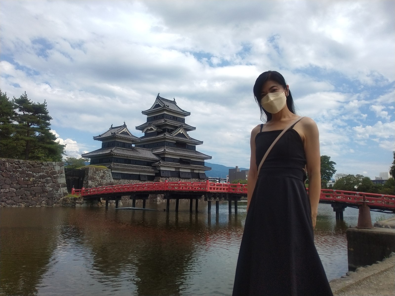 埋橋越しに望む松本城の黒漆天守