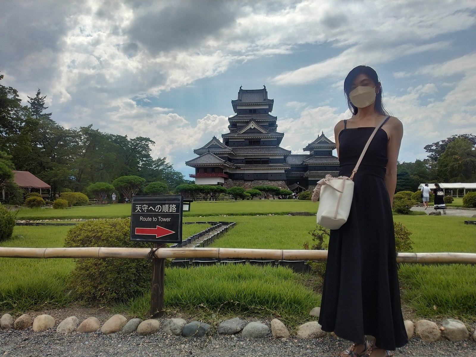 本丸庭園から見る松本城天守と案内板